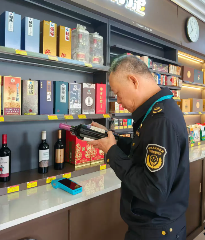 機場分局重拳出擊 開展進口酒類商品專項排查打擊行動，筑牢酒類經營安全防線